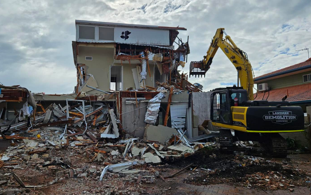 Demoltion site Brisbane and heavy machinery